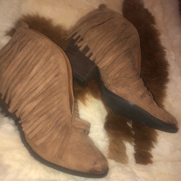 Women’s size 10 Coconuts by Matisse lambert suede booties. - Picture 3 of 4